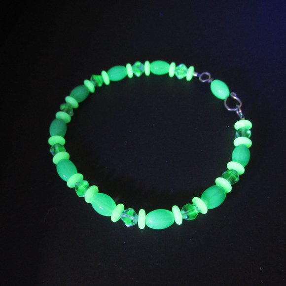 Uranium glass bead bracelet - Picture 1 of 16